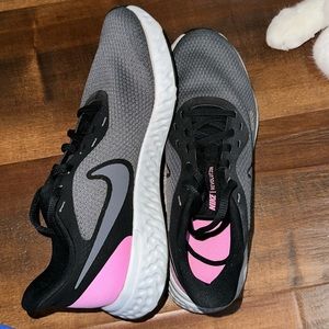 WOMENS NIKE REVOLUTION RUNNING SHOE